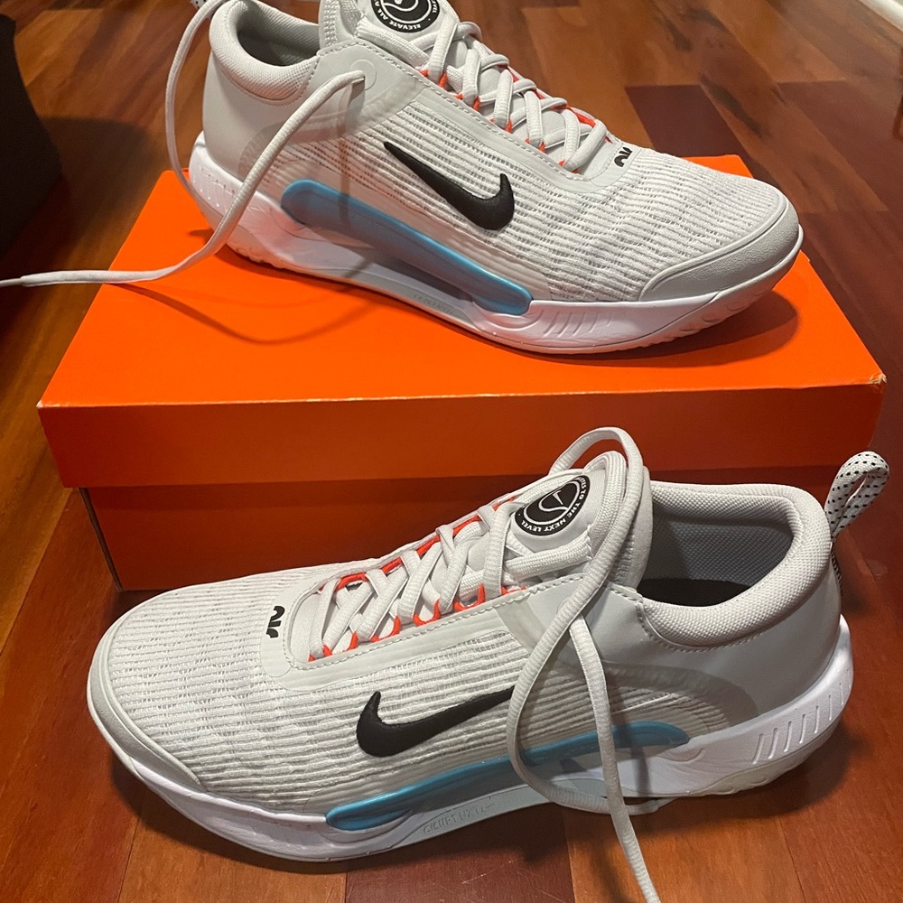 Nike White and Black Sneakers